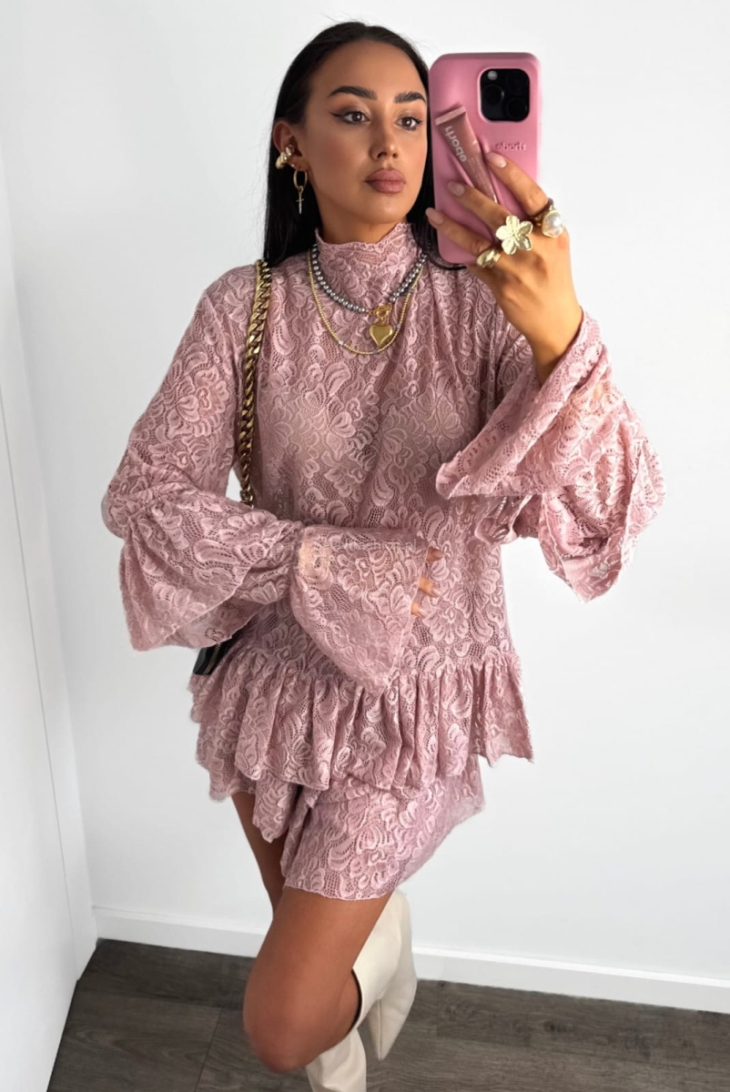  Spódniczko spodenki od La Milla szyte z delikatnego koronkowego materiału, ozdobionego wzorem kwiatowym.  