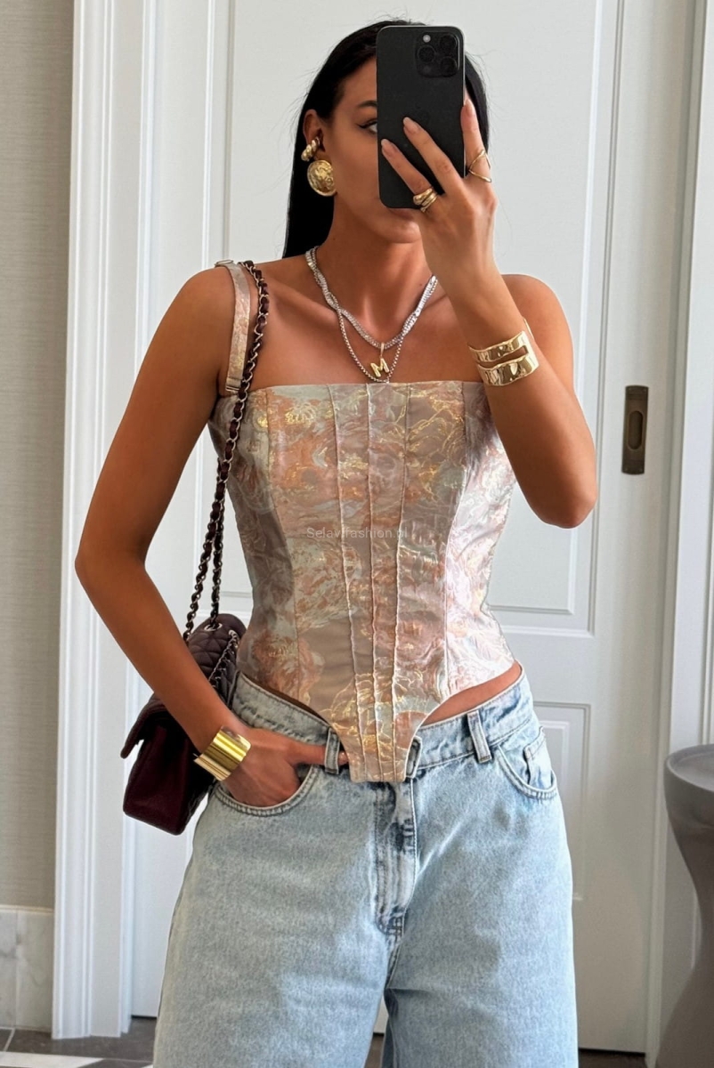 Gorset firmy LaMilla uszyty z elastycznego materiału z dodatkiem elastanu.