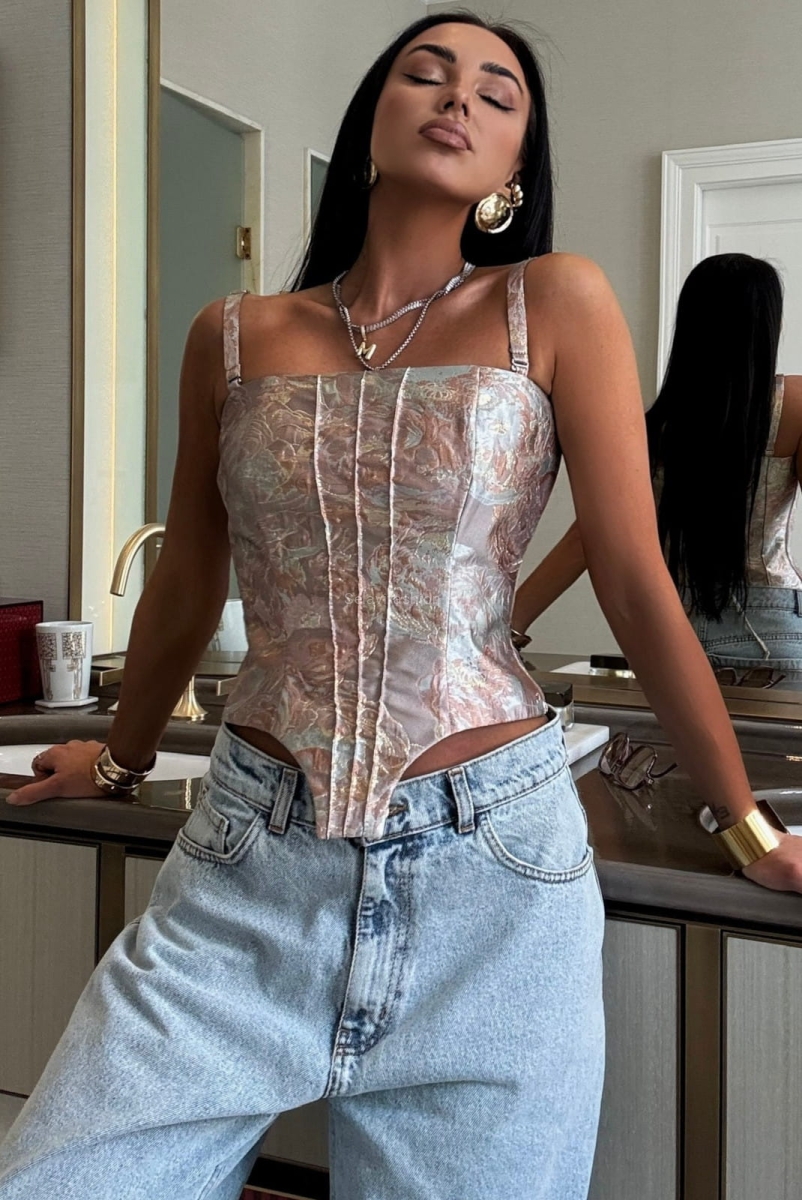 Gorset firmy LaMilla uszyty z elastycznego materiału z dodatkiem elastanu.