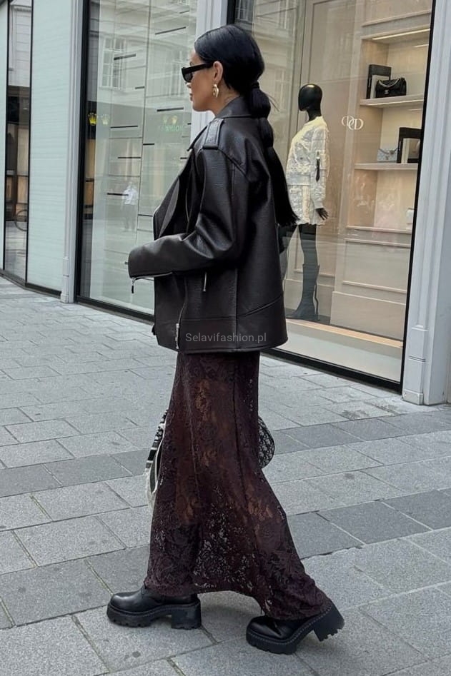 Spódnica firmy LaMilla uszyta z delikatnego koronkowego materiału, ozdobionego wzorem kwiatowym.