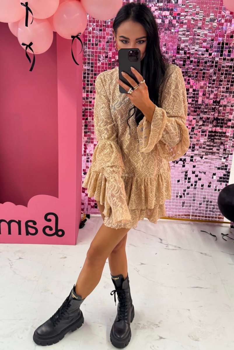 Spódniczko spodenki od La Milla szyte z delikatnego koronkowego materiału, ozdobionego wzorem kwiatowym.