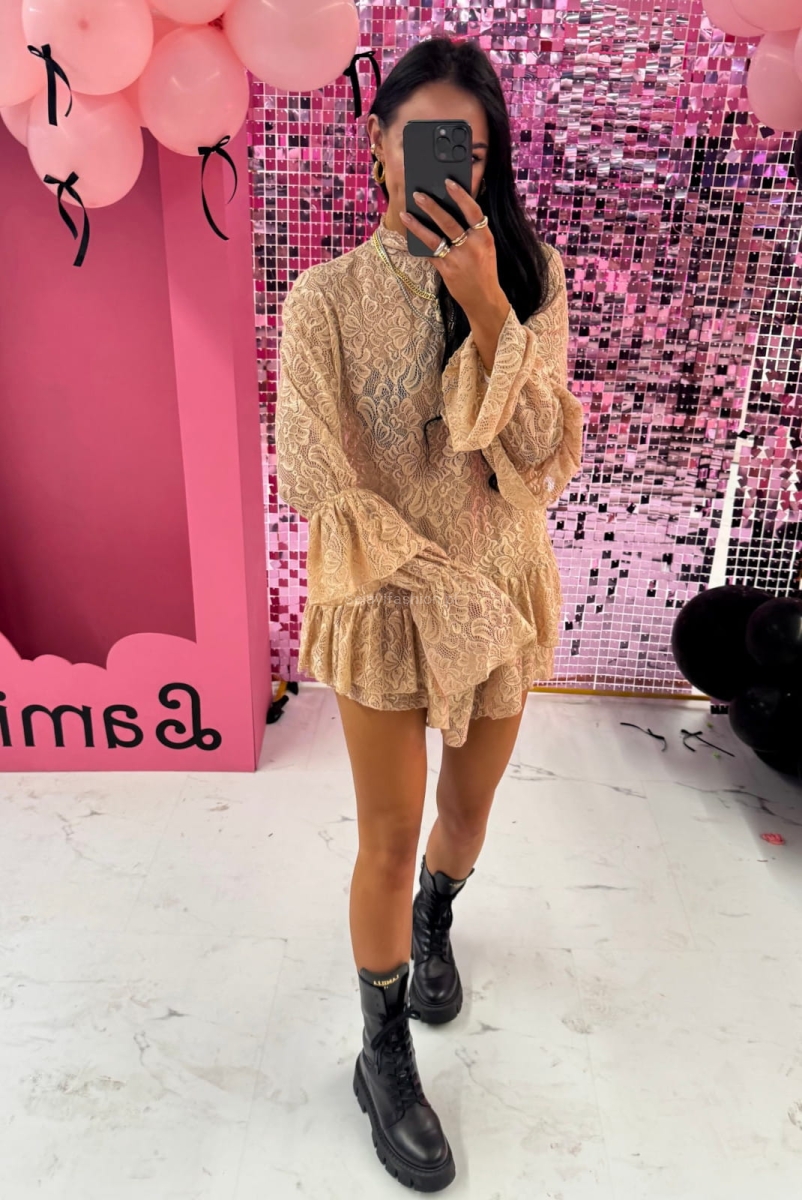 Spódniczko spodenki od La Milla szyte z delikatnego koronkowego materiału, ozdobionego wzorem kwiatowym.