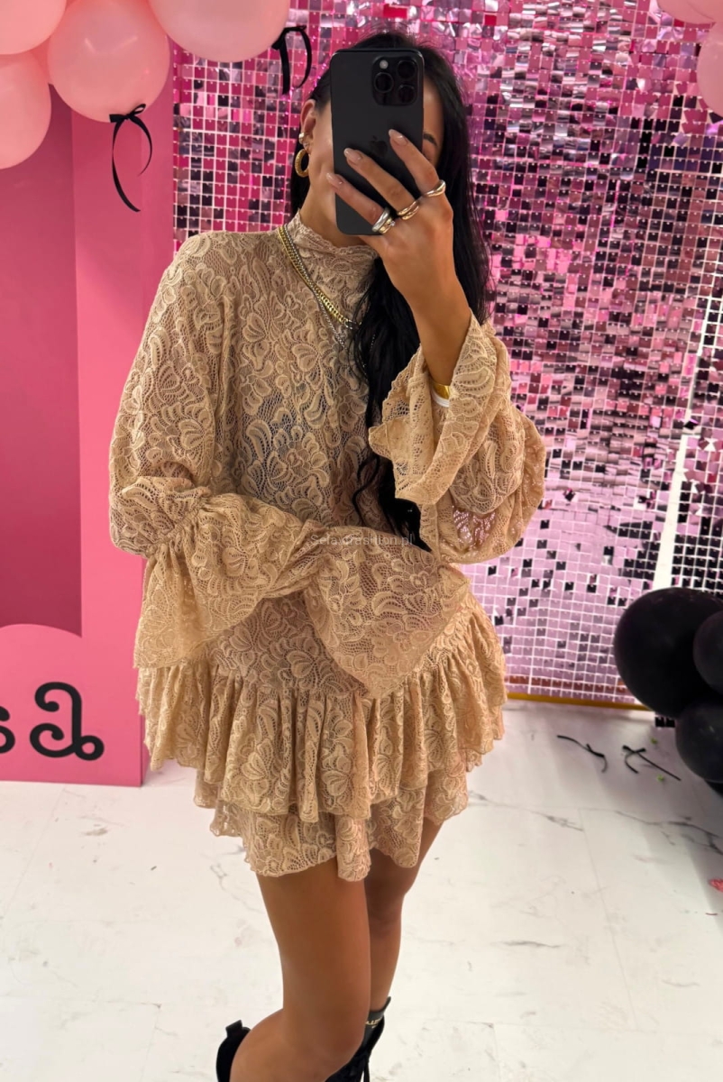 Spódniczko spodenki od La Milla szyte z delikatnego koronkowego materiału, ozdobionego wzorem kwiatowym.