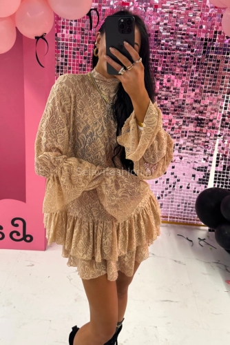 Spódniczko spodenki od La Milla szyte z delikatnego koronkowego materiału, ozdobionego wzorem kwiatowym.