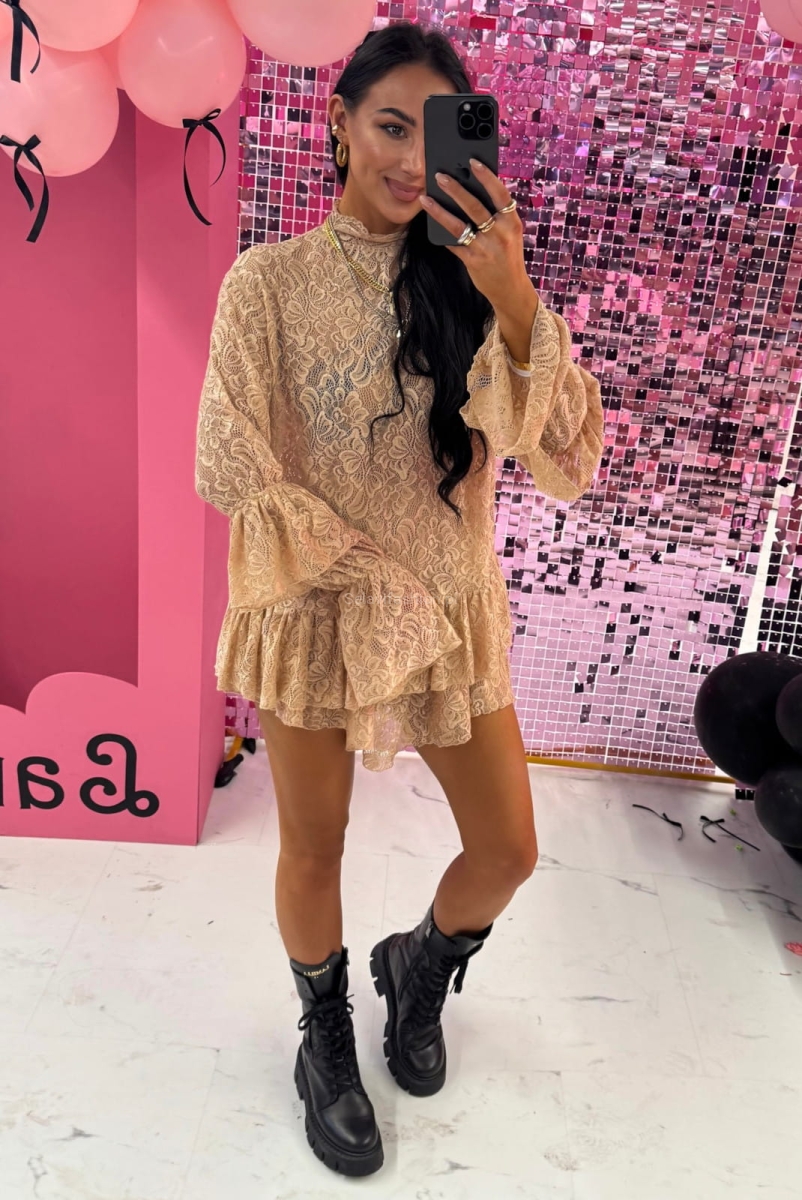 Spódniczko spodenki od La Milla szyte z delikatnego koronkowego materiału, ozdobionego wzorem kwiatowym.