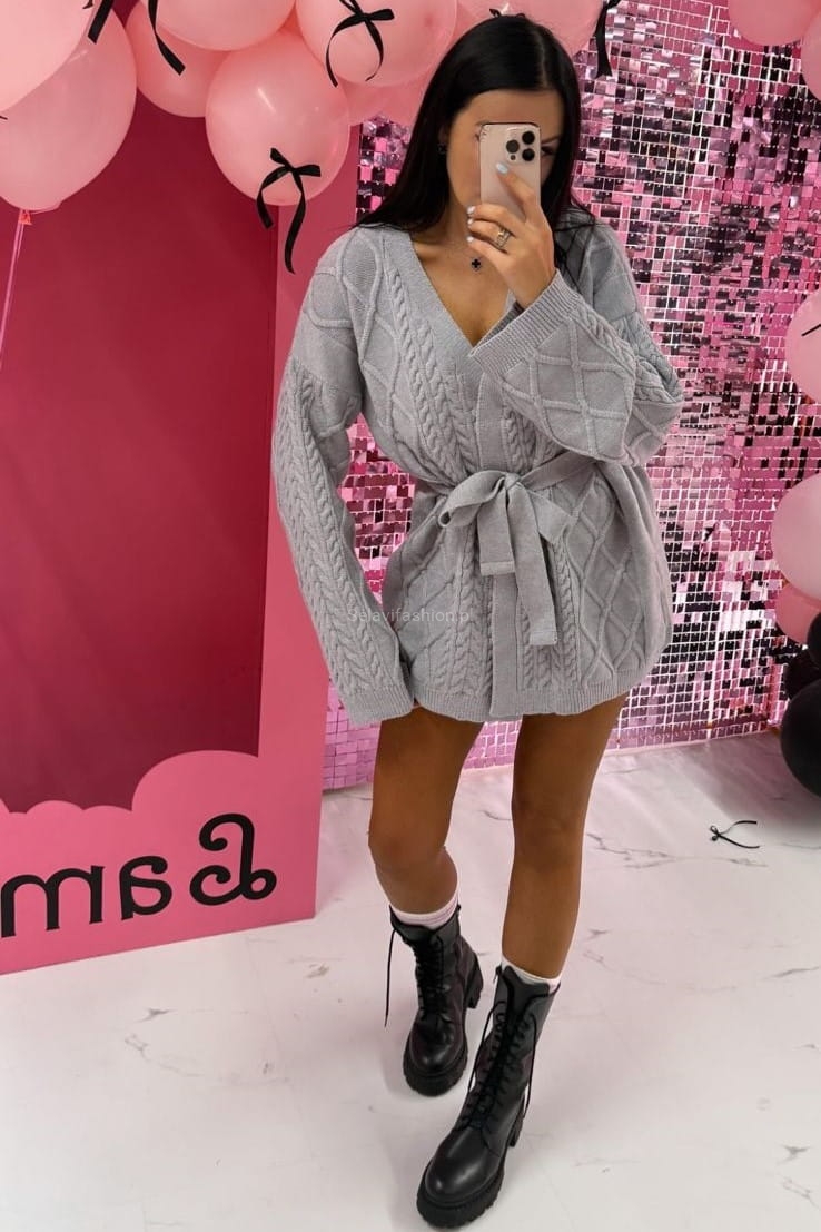 Wełniany, krótki kardigan od LaMilla z długim rękawem i paskiem. Dzianina posiada piękny geometryczny wzór zdobiący sweter.