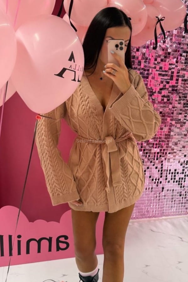 Wełniany, krótki kardigan od LaMilla z długim rękawem i paskiem. Dzianina posiada piękny geometryczny wzór zdobiący sweter.