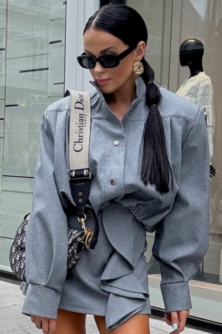 Posiada stójkę i marszczony ściągaczem dół. Zapinana na zatrzaski. Jej design pozwoli na dopełnienie wielu stylizacji. Polecana szczególnie wraz ze spódniczko spodenkami.