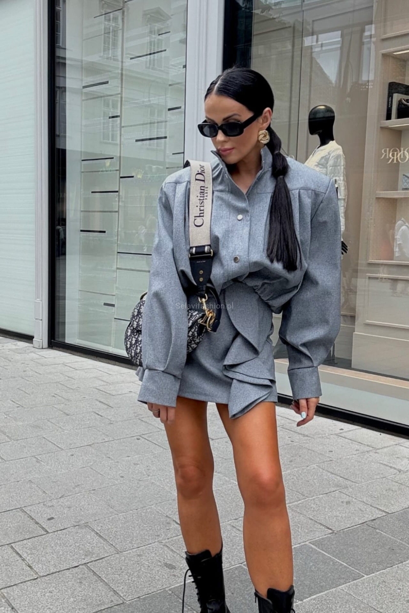 Krótka kurtka bomberka polskiej firmy odzieżowej LaMilla to model przeznaczony dla kobiet, które w codziennych stylizacjach uwielbiają czuć komfort i wygodę. Posiada kieszeń oraz duży kołnierz.