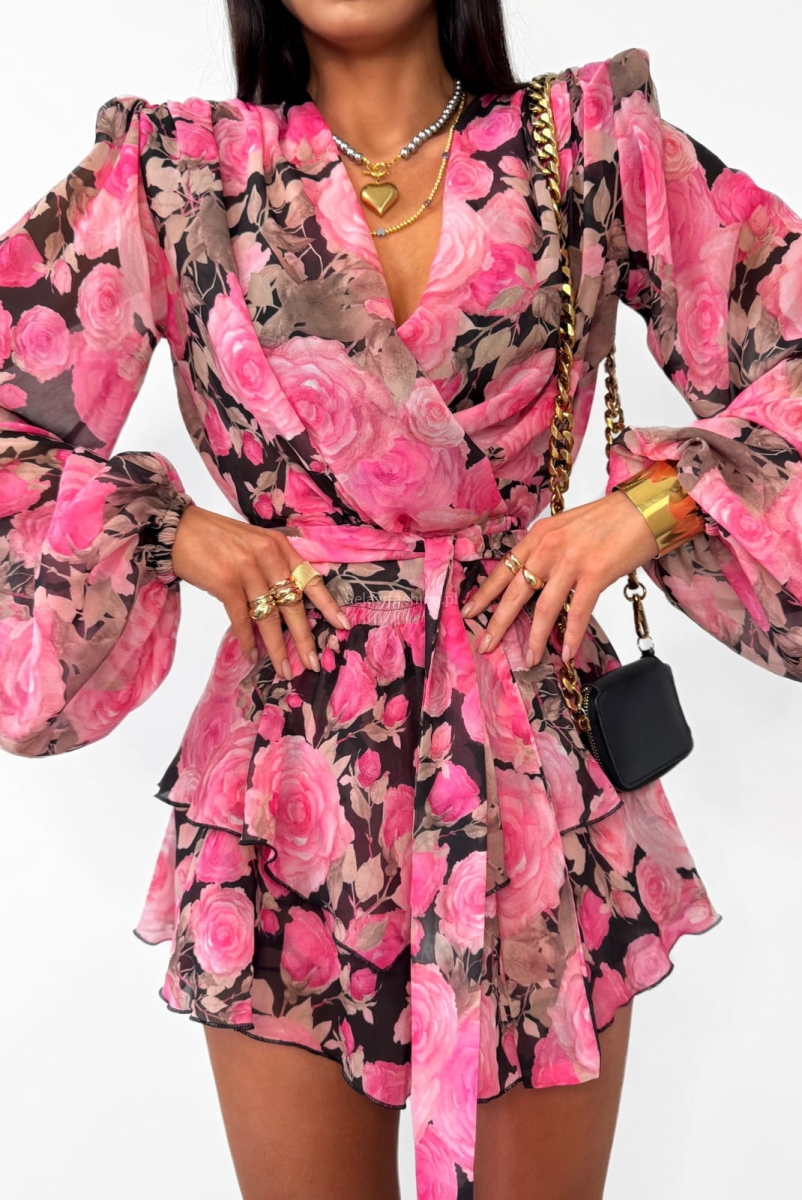 Komplet LaMilla uszyty z delikatnego materiału ozdobionego wzorem kwiatowym. Koszula posiada wszyte w ramionach poduszki i długie szarfy do przewiązania w pasie. Spódniczko spodenki posiadają na dole dziewczęce falbanki.