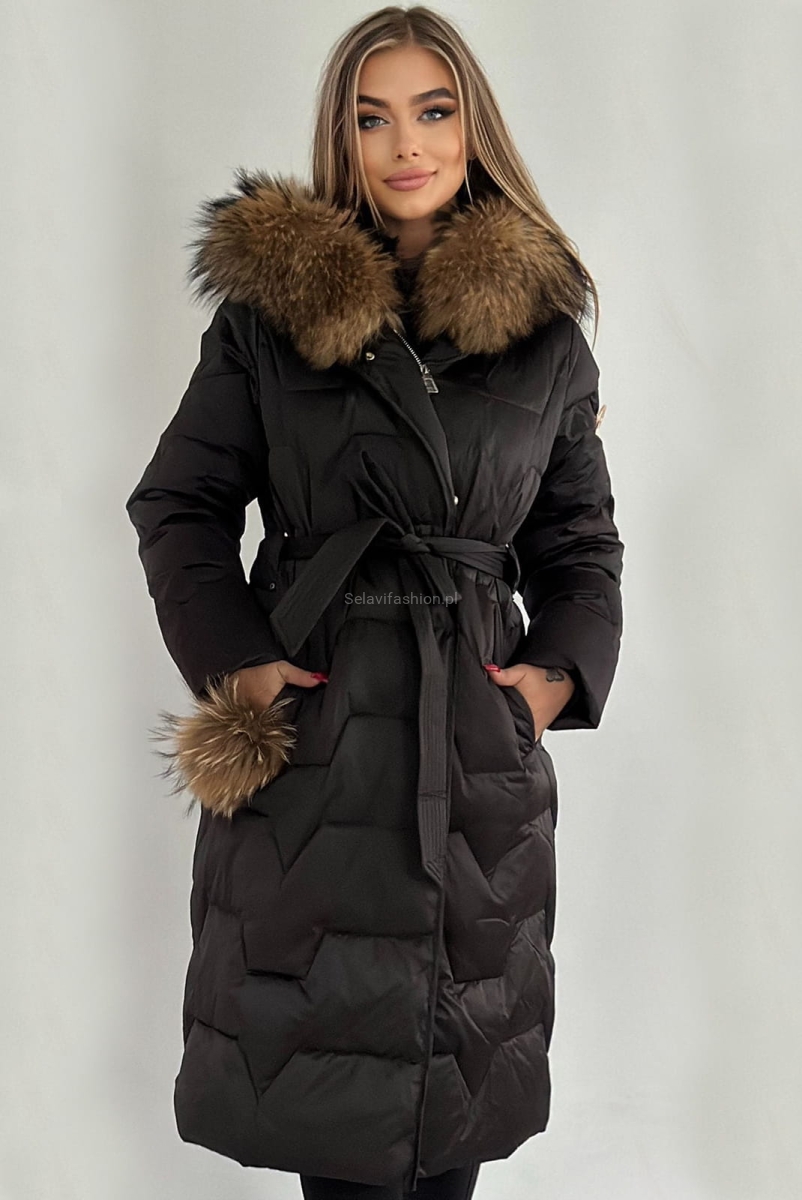Płaszcz puchowy czarny z geometrycznym pikowaniem. Zapinany na suwak i wiązany w pasie paskiem materiałowym. Kaptur obszyty naturalnym futerkiem. Ozdobny pompon przy kieszeni.