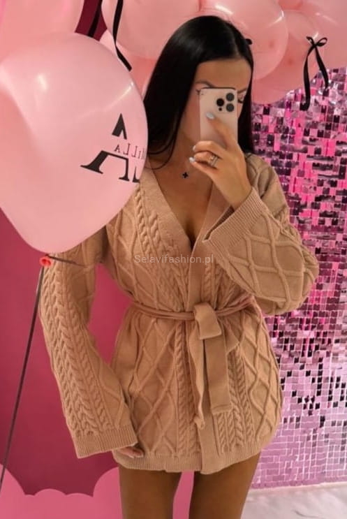Wełniany, krótki kardigan beżowy od LaMilla z długim rękawem i paskiem. Dzianina posiada piękny geometryczny wzór zdobiący sweter.