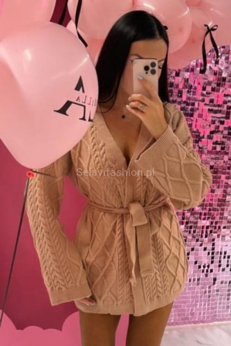 Wełniany, krótki kardigan beżowy od LaMilla z długim rękawem i paskiem. Dzianina posiada piękny geometryczny wzór zdobiący sweter.