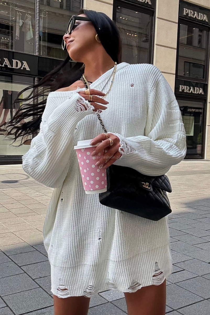 Sweter wełniany w stylu boho z dziurami, logowany LaMilla z szerokim dekoltem opadającym na ramiona.