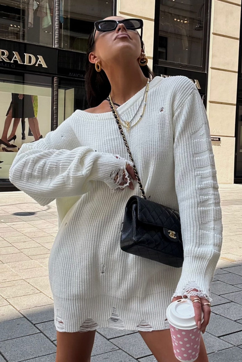 Sweter wełniany w stylu boho z dziurami, logowany LaMilla z szerokim dekoltem opadającym na ramiona.