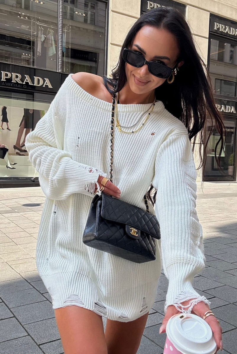 Sweter wełniany w stylu boho z dziurami, logowany LaMilla z szerokim dekoltem opadającym na ramiona.