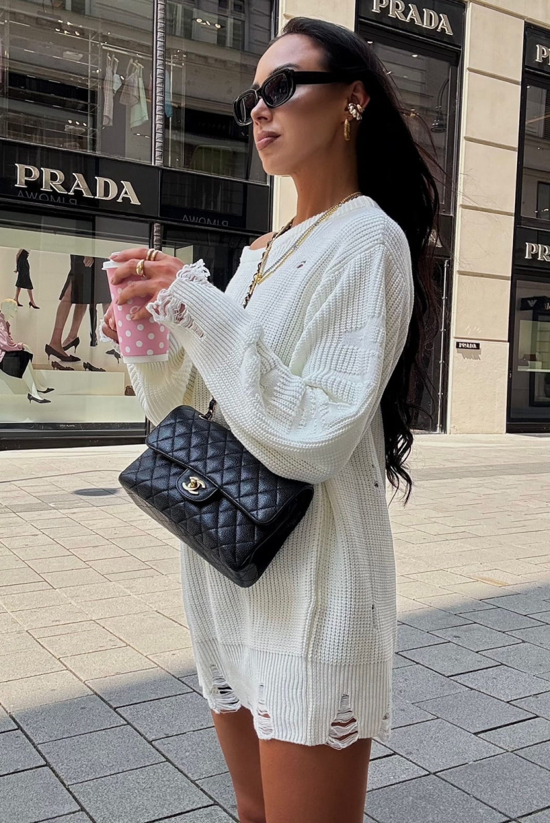 Sweter wełniany w stylu boho z dziurami, logowany LaMilla z szerokim dekoltem opadającym na ramiona.