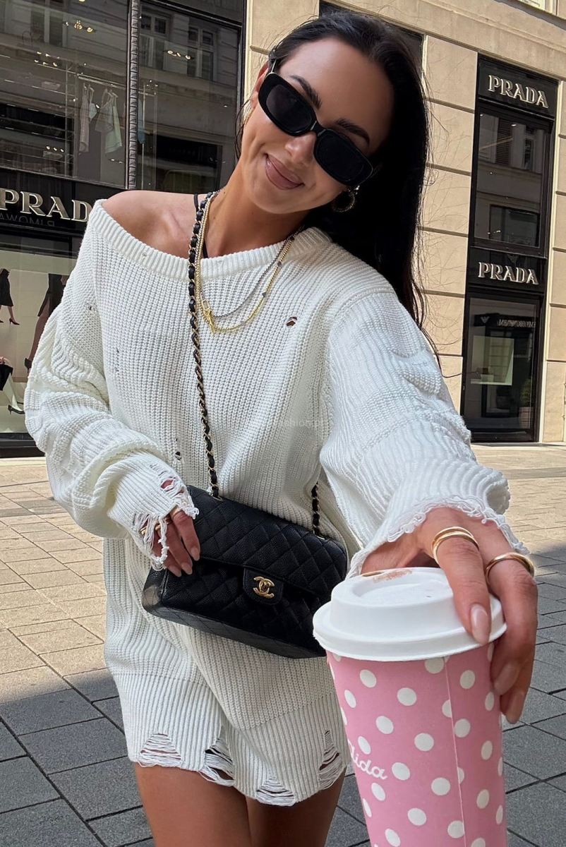 Sweter wełniany w stylu boho z dziurami, logowany LaMilla z szerokim dekoltem opadającym na ramiona.