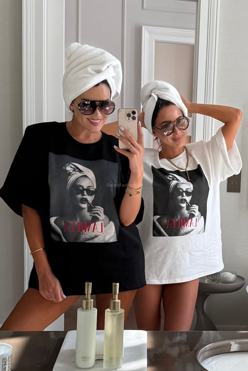 Bluzka damska, bawełniany t-shirt Morning polskiej marki LaMilla. W ramionach wszyte małe poduszki. Ozdobiona printem.