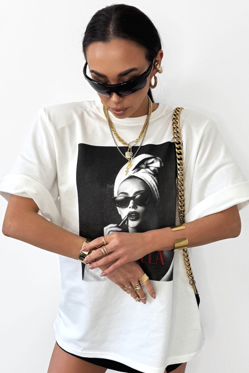 Bluzka damska, bawełniany t-shirt Morning polskiej marki LaMilla. W ramionach wszyte małe poduszki. Ozdobiona printem.