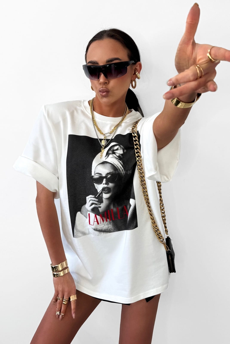 Bluzka damska, bawełniany t-shirt Morning polskiej marki LaMilla. W ramionach wszyte małe poduszki. Ozdobiona printem.