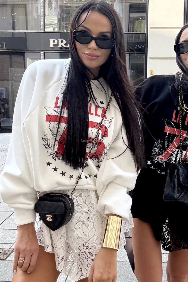 Bawełniana bluza z logo 76 od La Milki. Uszyta z materiału bawełnianego o grubszej gramaturze.