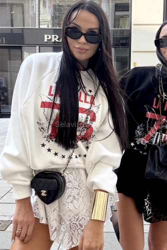 Bawełniana bluza z logo 76 od La Milki. Uszyta z materiału bawełnianego o grubszej gramaturze.