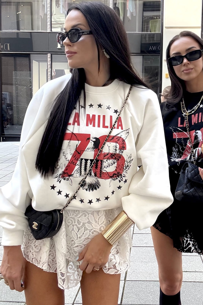 Bawełniana bluza z logo 76 od La Milki. Uszyta z materiału bawełnianego o grubszej gramaturze.