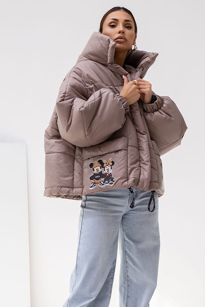 Gruba, ciepła kurtka z wszytą ociepliną. Wyposażona w dwie praktyczne kieszenie typu cargo oraz obszerny kaptur. Z boku ozdobiona naszywką Miki, dodającą całości charakteru. Kurtka zapinana jest na zatrzaski, a na dole wykończona wszytym ściągaczem.