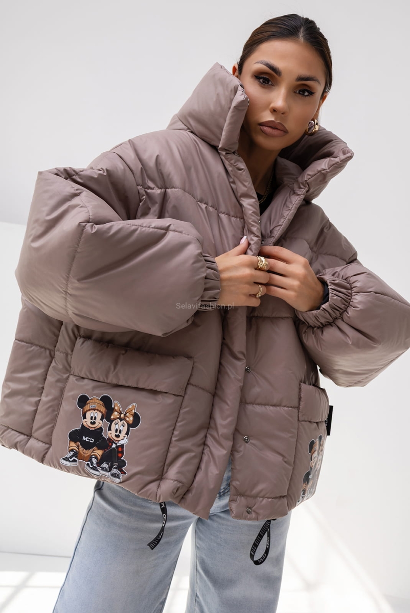 Gruba, ciepła kurtka z wszytą ociepliną. Wyposażona w dwie praktyczne kieszenie typu cargo oraz obszerny kaptur. Z boku ozdobiona naszywką Miki, dodającą całości charakteru. Kurtka zapinana jest na zatrzaski, a na dole wykończona wszytym ściągaczem.