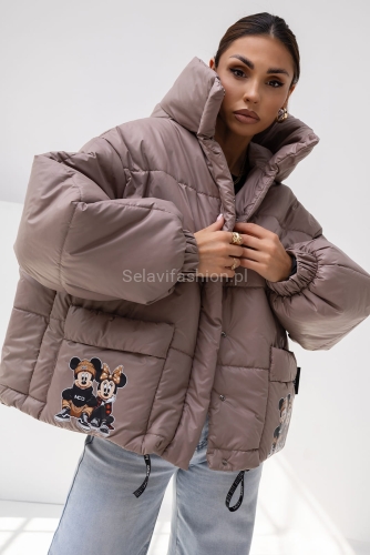 Gruba, ciepła kurtka z wszytą ociepliną. Wyposażona w dwie praktyczne kieszenie typu cargo oraz obszerny kaptur. Z boku ozdobiona naszywką Miki, dodającą całości charakteru. Kurtka zapinana jest na zatrzaski, a na dole wykończona wszytym ściągaczem.