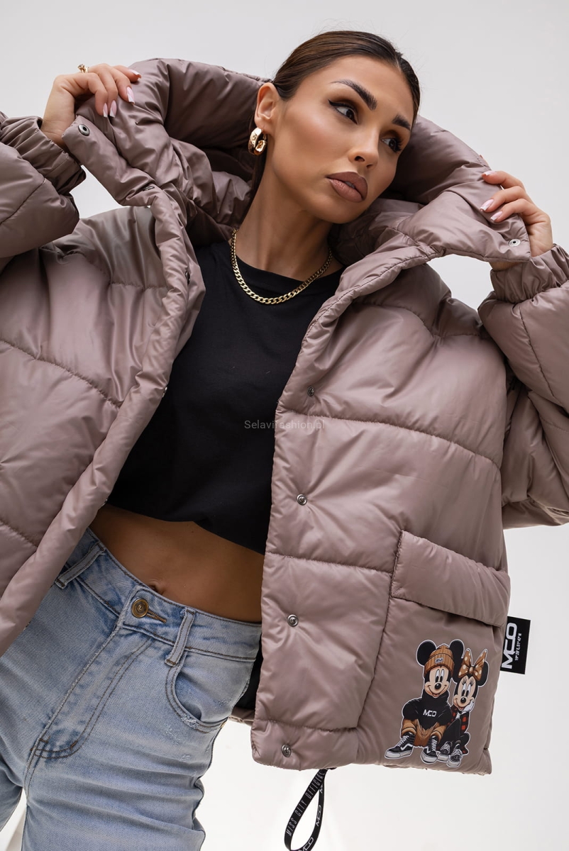Gruba, ciepła kurtka z wszytą ociepliną. Wyposażona w dwie praktyczne kieszenie typu cargo oraz obszerny kaptur. Z boku ozdobiona naszywką Miki, dodającą całości charakteru. Kurtka zapinana jest na zatrzaski, a na dole wykończona wszytym ściągaczem.