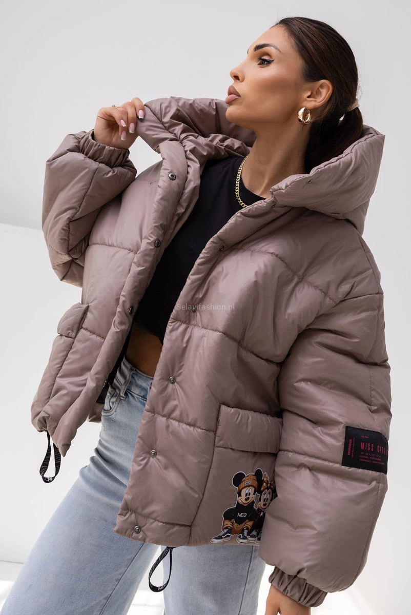 Gruba, ciepła kurtka z wszytą ociepliną. Wyposażona w dwie praktyczne kieszenie typu cargo oraz obszerny kaptur. Z boku ozdobiona naszywką Miki, dodającą całości charakteru. Kurtka zapinana jest na zatrzaski, a na dole wykończona wszytym ściągaczem.