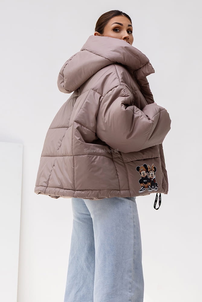 Gruba, ciepła kurtka z wszytą ociepliną. Wyposażona w dwie praktyczne kieszenie typu cargo oraz obszerny kaptur. Z boku ozdobiona naszywką Miki, dodającą całości charakteru. Kurtka zapinana jest na zatrzaski, a na dole wykończona wszytym ściągaczem.