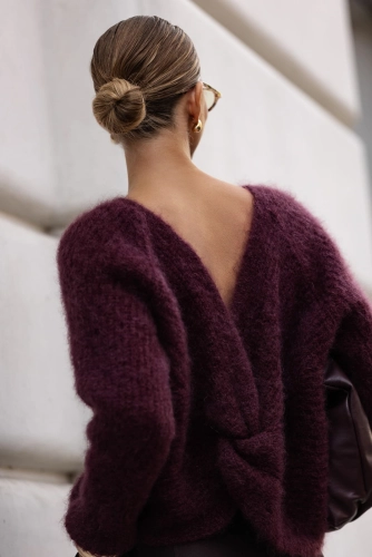 Sweter moherowy polskiej marki Yarn. Posiada bardzo ciekawą budowę, umożliwiającą noszenie swetra tył na przód, gdzie tył jest zawinięty w supeł z głębokim dekoltem. Bardzo dobra jakość przędzy.