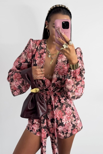 Krótki kombinezon w kwiaty wiązany paskiem.