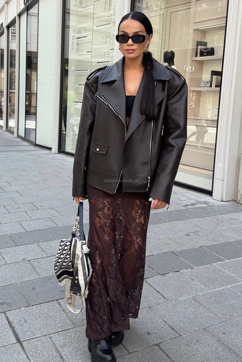 Spódnica firmy LaMilla uszyta z delikatnego koronkowego materiału, ozdobionego wzorem kwiatowym.