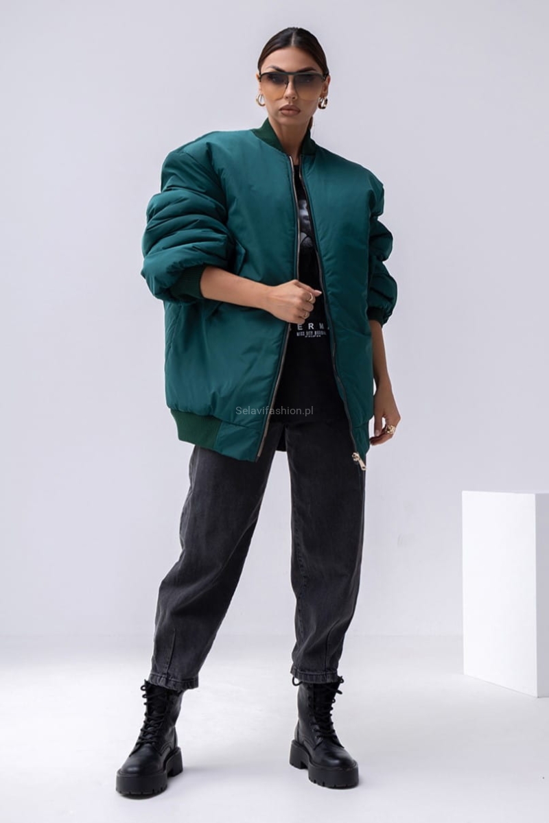 Dłuższa bomberka zielona, fason flyers, tradycyjnie zapinana na metalowy suwak to świetny wybór na co dzień. Model posiada funkcjonalne kieszenie z przodu, a rękawy i dół zostały zakończone ściągaczami.
