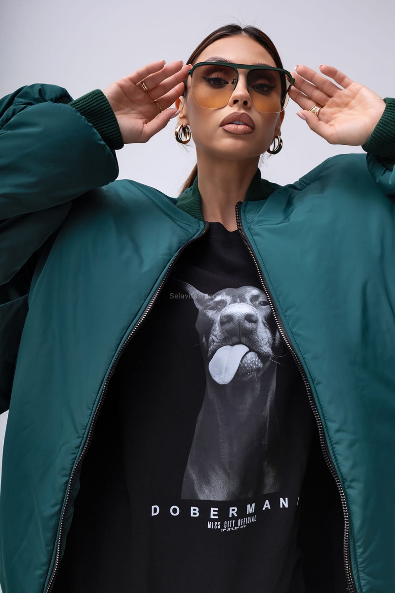 Dłuższa bomberka zielona, fason flyers, tradycyjnie zapinana na metalowy suwak to świetny wybór na co dzień. Model posiada funkcjonalne kieszenie z przodu, a rękawy i dół zostały zakończone ściągaczami.