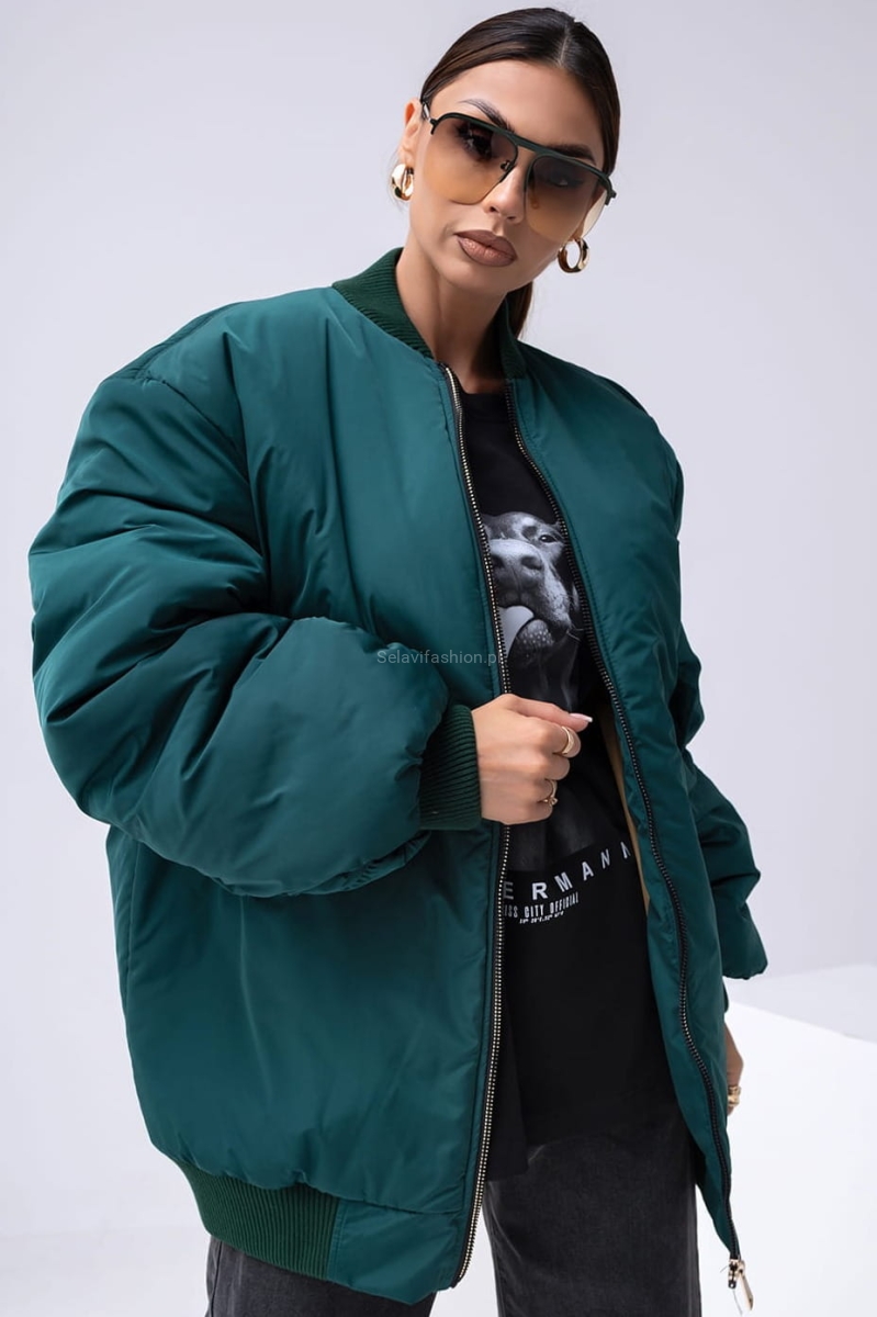 Dłuższa bomberka zielona, fason flyers, tradycyjnie zapinana na metalowy suwak to świetny wybór na co dzień. Model posiada funkcjonalne kieszenie z przodu, a rękawy i dół zostały zakończone ściągaczami.