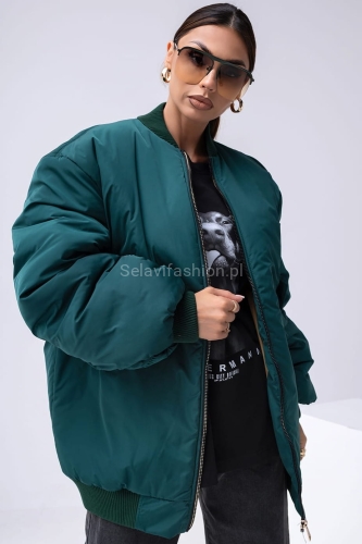 Dłuższa bomberka zielona, fason flyers, tradycyjnie zapinana na metalowy suwak to świetny wybór na co dzień. Model posiada funkcjonalne kieszenie z przodu, a rękawy i dół zostały zakończone ściągaczami.