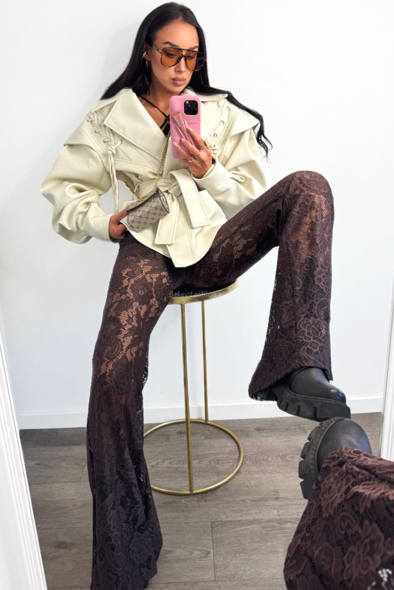 Spodnie uszyte z materiału koronkowego od LaMilla. Posiadają wszyte komfortowe spodenki.