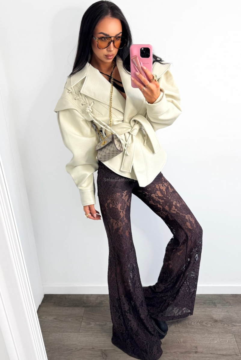 Spodnie uszyte z materiału koronkowego od LaMilla. Posiadają wszyte komfortowe spodenki.