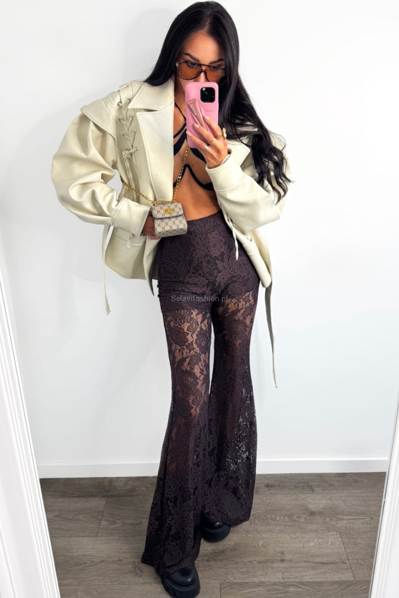 Spodnie uszyte z materiału koronkowego od LaMilla. Posiadają wszyte komfortowe spodenki.