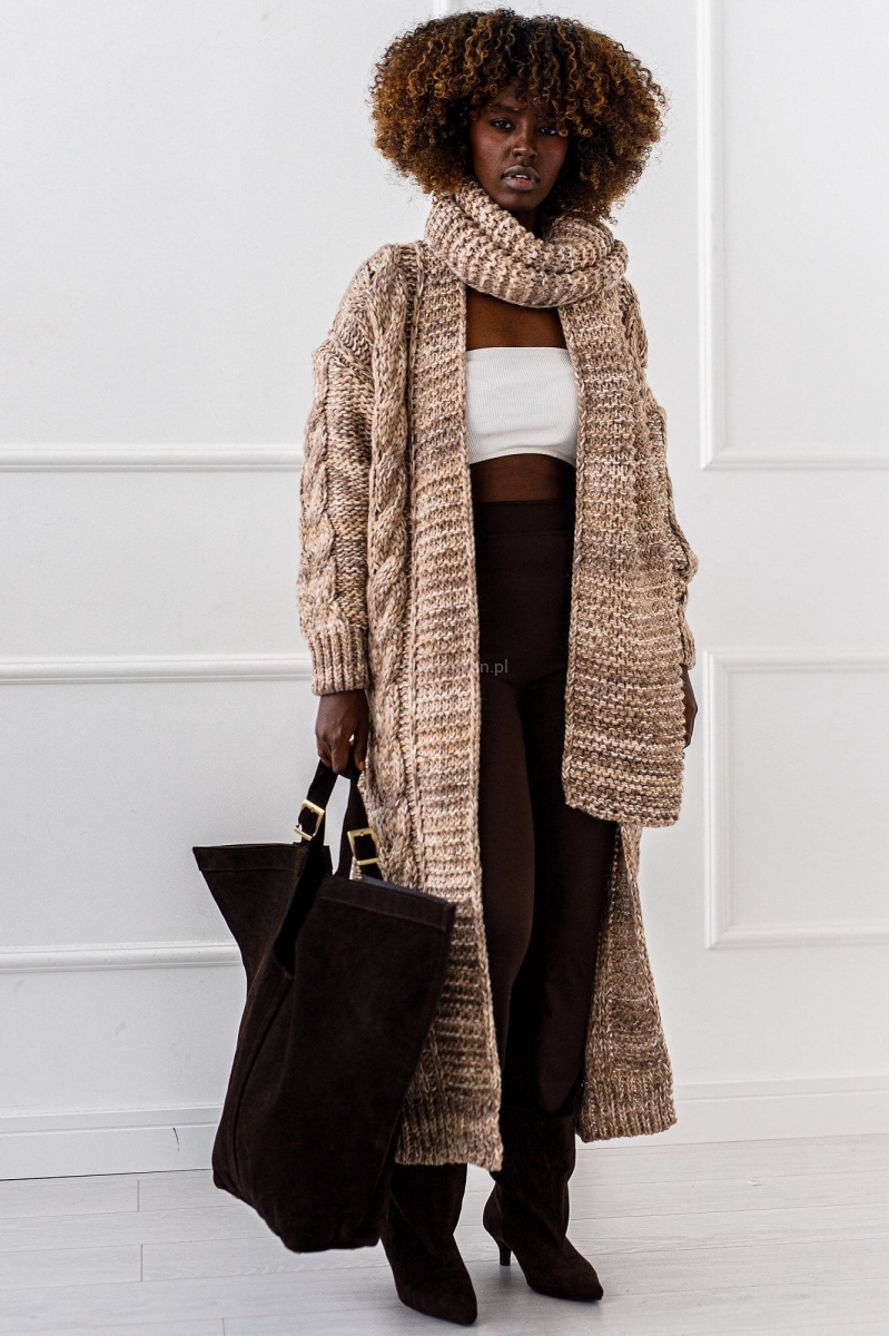 Ten efektowny kardigan o długości maxi od Miss City to idealne połączenie wygody i stylu street. Wykonany z ciepłej, miękkiej dzianiny, zachwyca grubszą teksturą. Sweter jest w komplecie z szalikiem.
