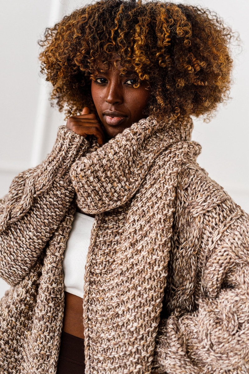 Ten efektowny kardigan o długości maxi od Miss City to idealne połączenie wygody i stylu street. Wykonany z ciepłej, miękkiej dzianiny, zachwyca grubszą teksturą. Sweter jest w komplecie z szalikiem.