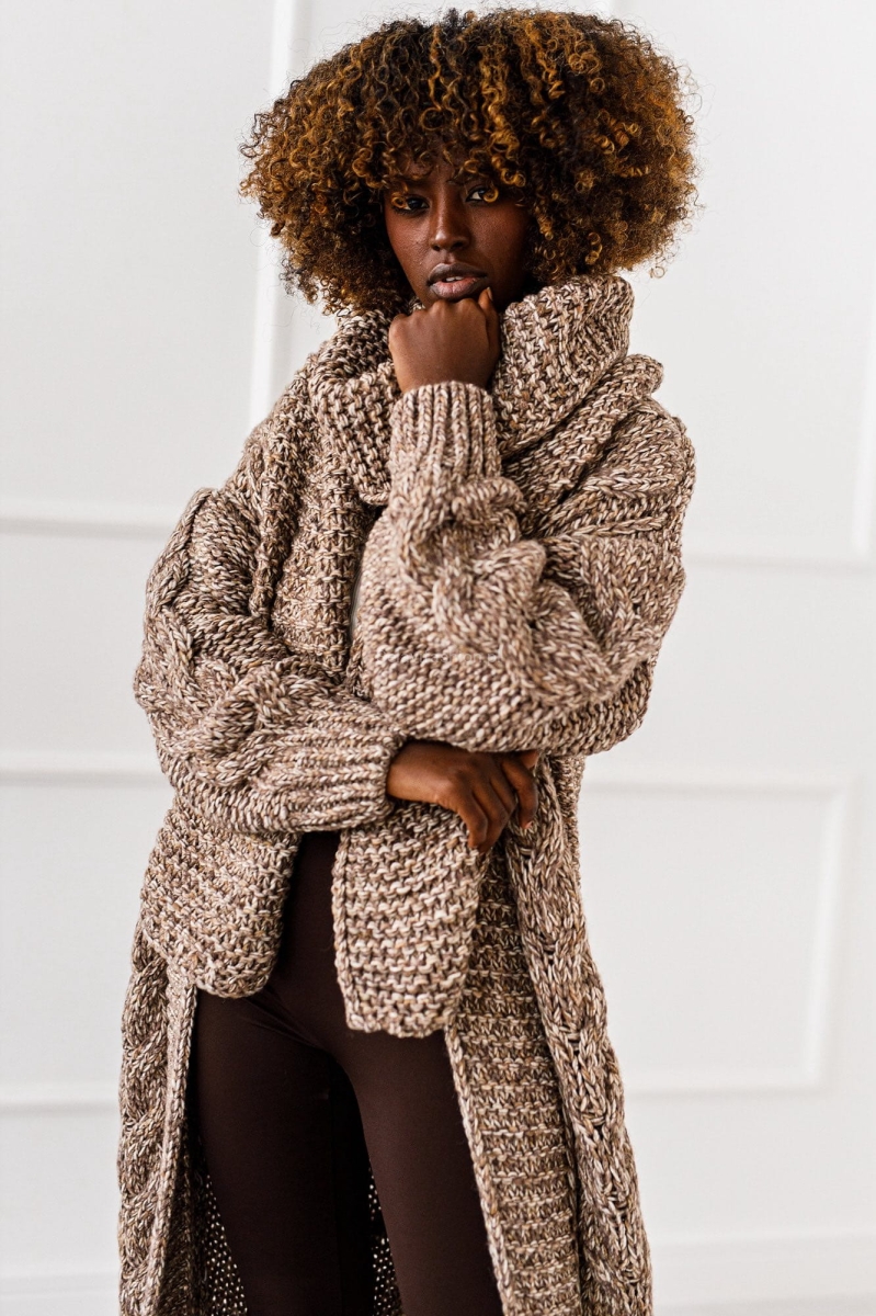 Ten efektowny kardigan o długości maxi od Miss City to idealne połączenie wygody i stylu street. Wykonany z ciepłej, miękkiej dzianiny, zachwyca grubszą teksturą. Sweter jest w komplecie z szalikiem.