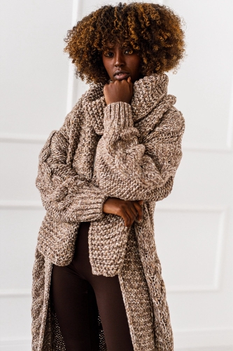 Ten efektowny kardigan o długości maxi od Miss City to idealne połączenie wygody i stylu street. Wykonany z ciepłej, miękkiej dzianiny, zachwyca grubszą teksturą. Sweter jest w komplecie z szalikiem.