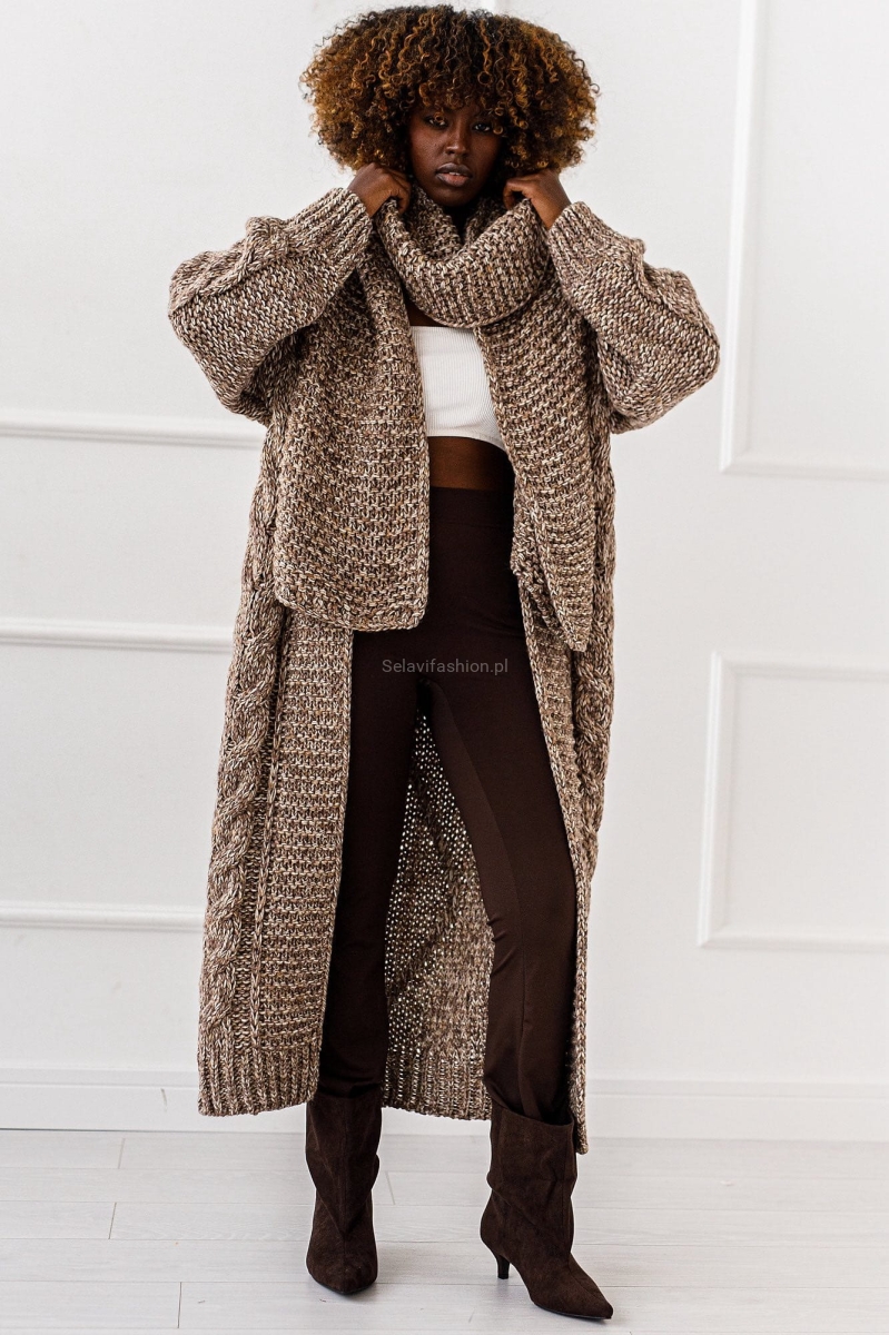 Ten efektowny kardigan o długości maxi od Miss City to idealne połączenie wygody i stylu street. Wykonany z ciepłej, miękkiej dzianiny, zachwyca grubszą teksturą. Sweter jest w komplecie z szalikiem.