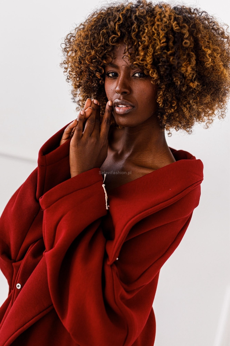 Długa bluza dzianinowa w kolorze bordo o asymetrycznym kroju, zapinana na zatrzaski. Fason kimono ze stójką.